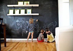 Особенности и преимущества использования меловой пленки при отделке детской комнаты